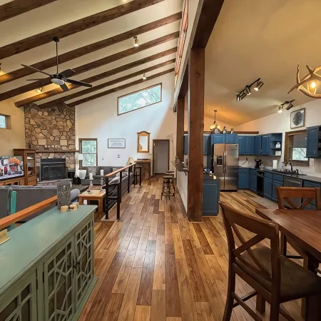 Newly Renovated, Near Country Club and Ski Resort, fiber internet & Hot tub*