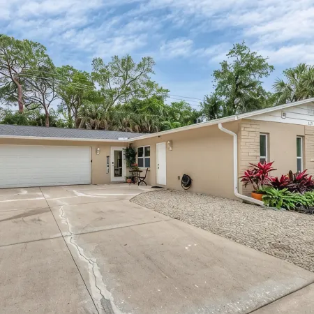 Close to beaches & bike Path w/ lots of gear to enjoy all the nearby recreation!