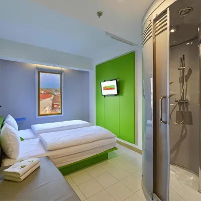 Grand Singaraja Beach Hotel Hotel dekat Taman Kota Singaraja.