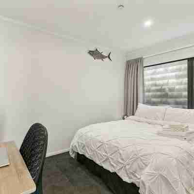 Modern 1BR Flat, Private Entry, Full Kitchen-30 minutes' drive to Wellington CBD Rooms