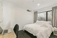 Modern 1BR Flat, Private Entry, Full Kitchen-30 minutes' drive to Wellington CBD