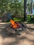 QUINTESSENTIAL MAINE LOG CABIN SET ON GORGEOUS LAKE - Alphydda
