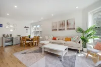 Wrigleyville 4Br • 1-Min Walk to Wrigley Field & Cta • Garage • Sleeps 8 - Apartments
