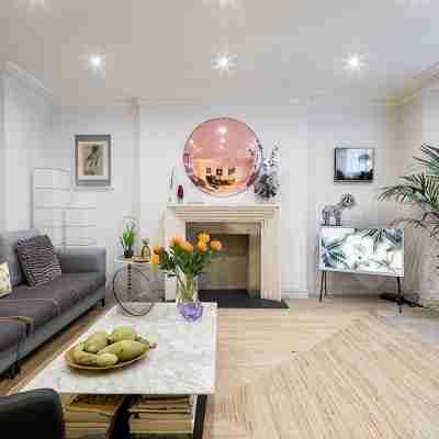 Luxury Apartment Steps from Harrods Rooms