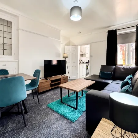Brandon Grove Stay | Sleeps 6 by Week2Week