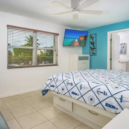 Amazing Pool & Canal Ground Level Home, Ocean access