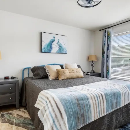 Waterfront Cozy Cove Retreat - Loto Escape, Remodeled Comfort, Close to the Fun