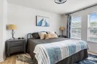 Waterfront Cozy Cove Retreat - Loto Escape, Remodeled Comfort, Close to the Fun - Wifi