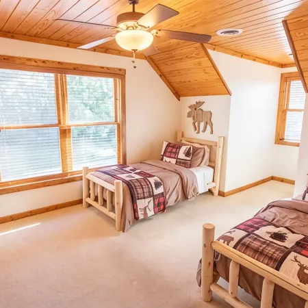 5 Acre 3 Bedroom Cabin Next Door to Troubadour