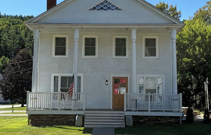 Downtown Ludlow, walk to ski shuttle, room for multiple families, pet friendly!