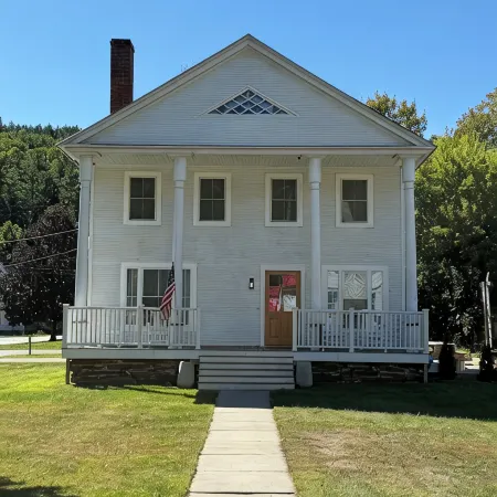 Downtown Ludlow, walk to ski shuttle, room for multiple families, pet friendly!
