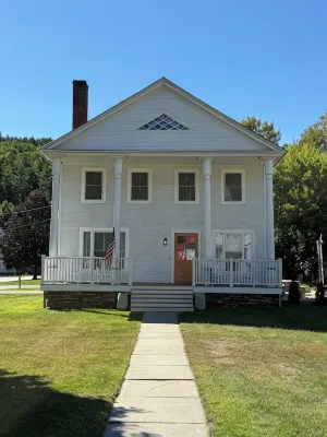 Downtown Ludlow, walk to ski shuttle, room for multiple families, pet friendly! - 4-Star