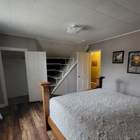 Charmer on 4th · 3Br/2BA · Downtown · Fire Pit · Fenced Yard · Enclosed Porch Отели в г. Девилс Лейк