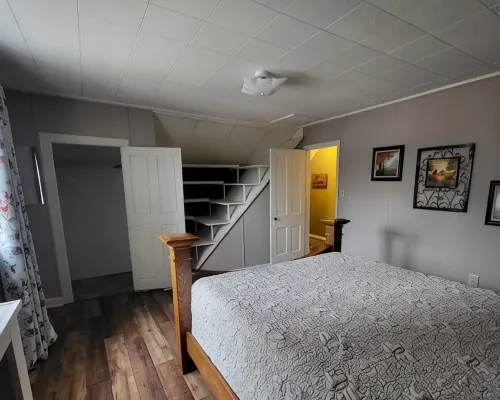 Charmer on 4th · 3Br/2BA · Downtown · Fire Pit · Fenced Yard · Enclosed Porch Hotels in Devils Lake