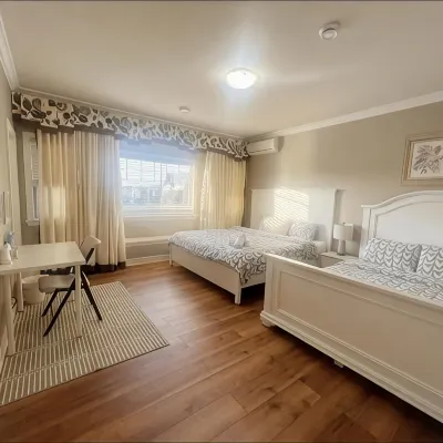 Fiona house-2nd Floor Queen room โรงแรมใกล้YVR–Airport