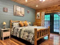 Fall Foliage Riverfront Cabin w/Hot Tub, King Bed, EV & Firepit & Mountain Views - 마운틴 뷰