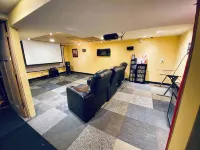 Family fun House - large fenced in backyard, Theater, Bean bag Lounge