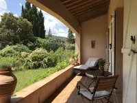 Authentic provencal country house w/ private pool in walking distance to market 科蒂尼亞克住宿飯店