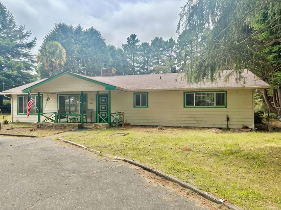 Pet lovers retreat - spacious, 3 bedroom home in the redwoods by Lake Earl.