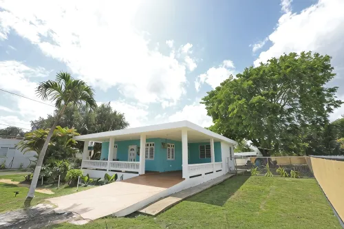 Casa Lula Beach Retreat, 3BR Near Coast, Arecibo Comfort, Nature & Relaxation