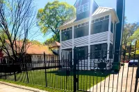 Luxe 4 Bed ATL Retreat - Pool, Fire, Sauna, Theater - บังกะโล