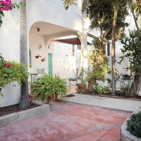 Charming rooftop bungalow 1 block from the beach!