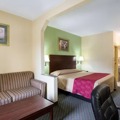 Rodeway Inn & Suites New Orleans Gentilly Hotels near Live Oak Park