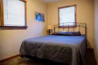 Family & Friends Retreat w/HotTub, Amazing Views, 5 big bedrooms & 14 acres - 木屋