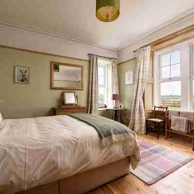 Old Duffus Farmhouse on Scottish Estate - stunning castle views Rooms