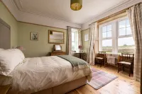 Old Duffus Farmhouse on Scottish Estate - stunning castle views - Boutique
