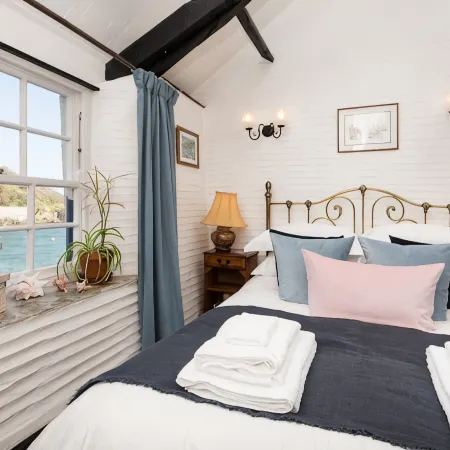 Stunning house right by the sea, spectacular far reaching sea views in Polperro