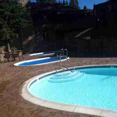 Walk to Lifts! Luxury Mountain Escape for 4 / 1BR, 1BA / Sauna, Hot Tub Fitness & Recreational Facilities