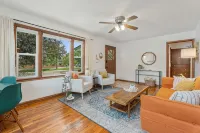 Pet-Friendly Home with Private Yard and Basement in a Great Colorado Location - 3 星級