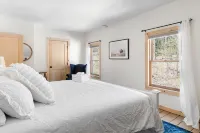 Cheerful Mountain Cottage