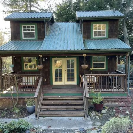 The Woodpecker Cabin on Guemes Island with Hot Tub!