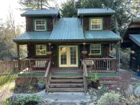 The Woodpecker Cabin on Guemes Island with Hot Tub! - 3 ดาว