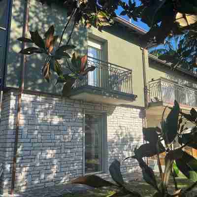 Elegant apartment, villa surrounded by greenery a stone's throw from the lake and the village Hotel Exterior