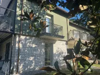 Elegant apartment, villa surrounded by greenery a stone's throw from the lake and the village -  Ferienhäuser