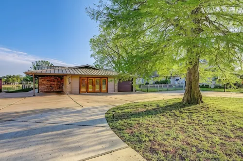 Waterfront Home- 2 Pools, Waterslide, huge boat dock and perfect layout!! - Uima-altaat