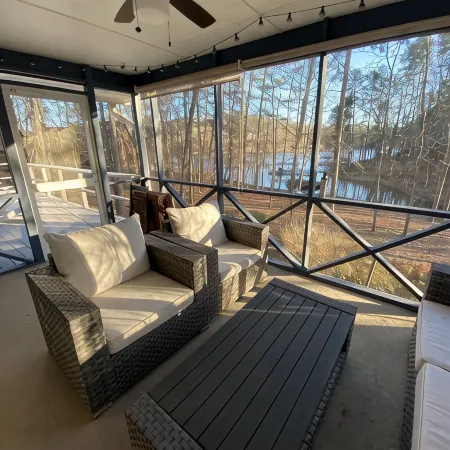 Lakehouse on Hartwell. Peace & quiet. Fish, grill, kayaks & more.
