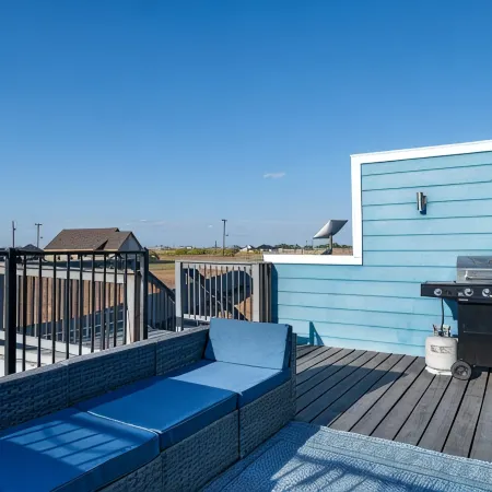 Cozy & spacious 4-bedroom house in Del Valle. Minutes to COTA, Tesla, & I45