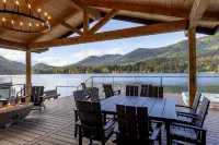 Woods and Wakes Retreat• Hot Tub & Lake Views