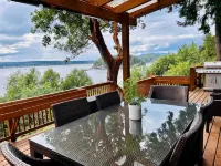 Charming 2 Bedroom Q Cove Cabin - Spectacular Ocean views & Pet Friendly!