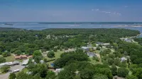 Superb Lake Texoma Home, 4 beds, 2.5 Baths, Hot Tub,1.5 miles to Highport Marina
