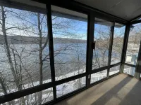 庫卡湖畔度假屋，配有私人湖灘和絕美濱水景觀 - 民宿