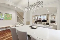Charming 4-bedroom family friendly house with WiFi and AC in fabulous Vancouver - 4-Star