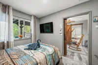 Lake Vibez: 5Br Pocono Lakefront, Private Dock, Swim, Kayaks, Boats & Golf - 4 tähden
