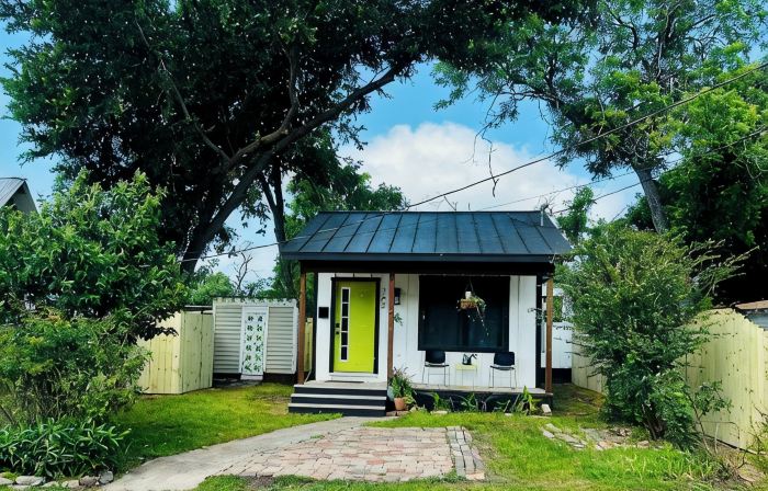 THE GREENROOM, FUNKY music themed tiny home, walking distance to downtown!