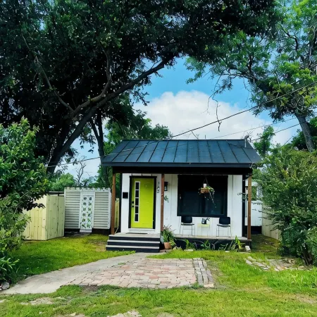 THE GREENROOM, FUNKY music themed tiny home, walking distance to downtown!