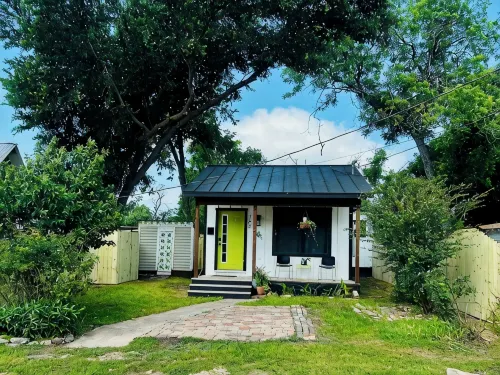THE GREENROOM, FUNKY music themed tiny home, walking distance to downtown!
